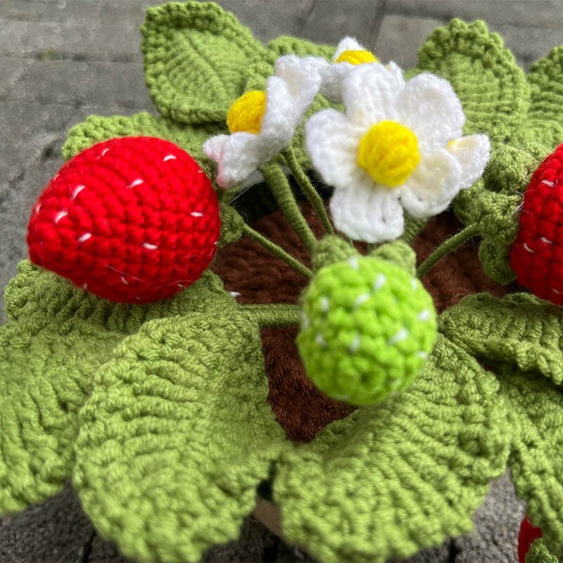 FREE Strawberries Vines and Flowers: Crochet pattern