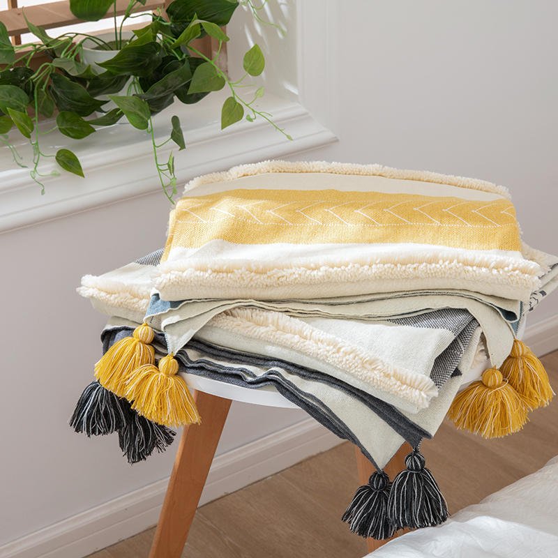 Frilled Geometric Throw Blanket - DormVibes