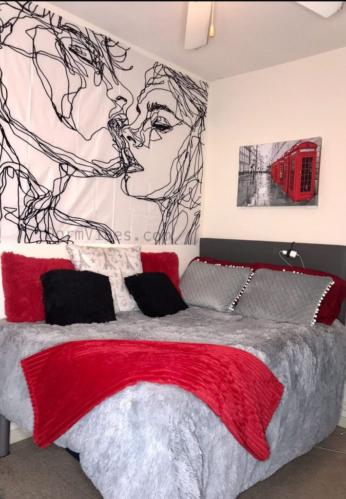 Kissing Sketch Tapestry - DormVibes