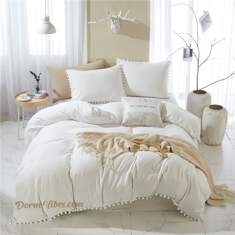 https://www.dormvibes.com/cdn/shop/products/spring-pom-pom-bed-set-328234_1024x1024.jpg?v=1685907931